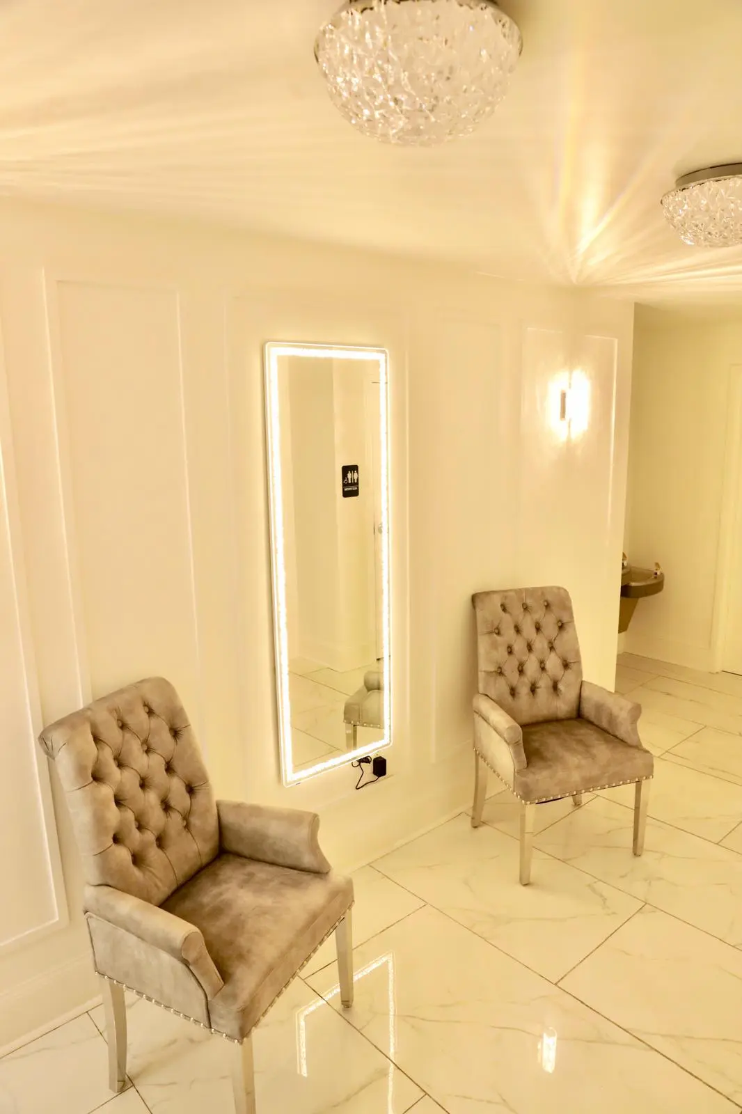OurZonelaluxvenue. (1)